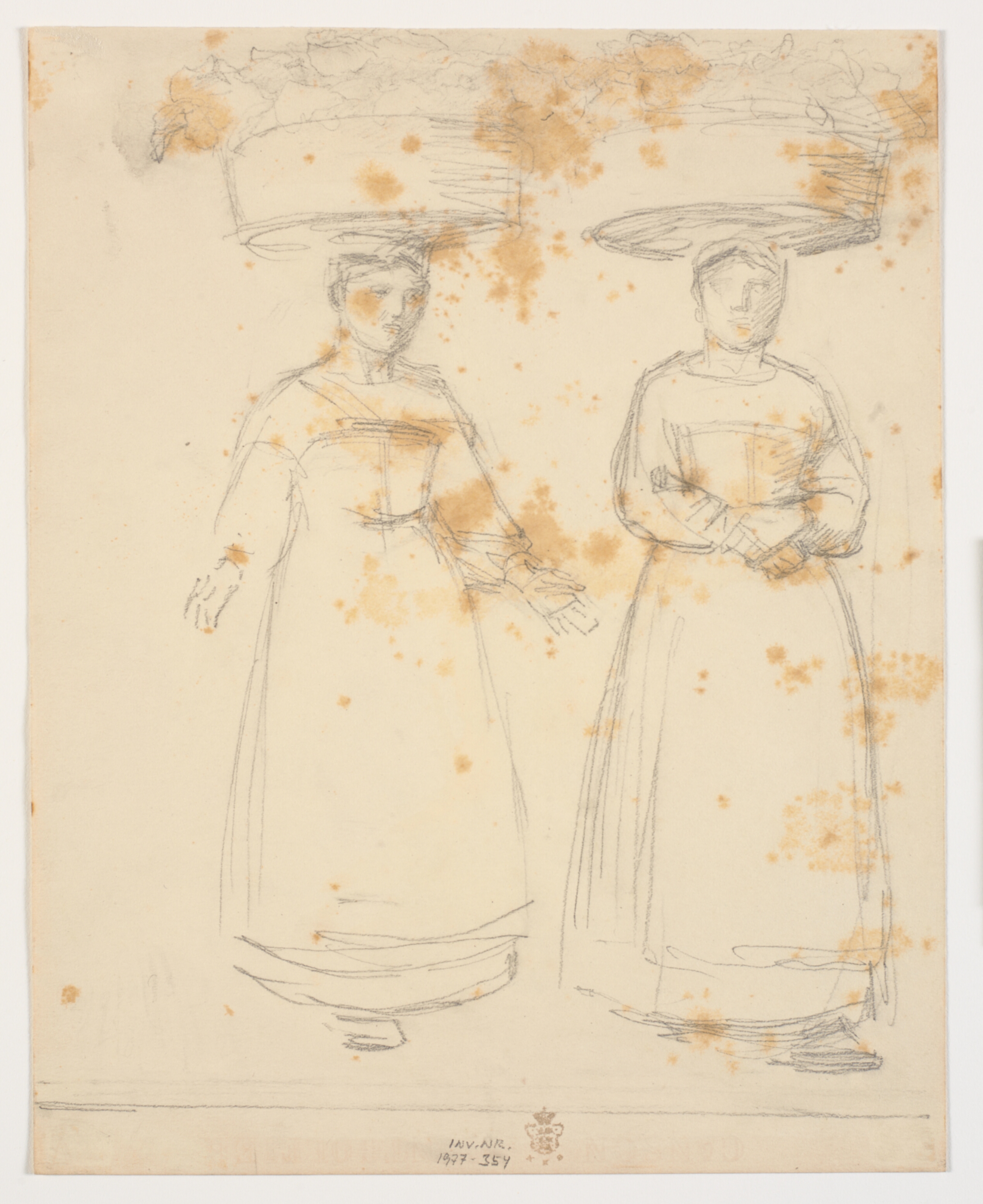 To studier af stående italienerinde med kurv på hovedet